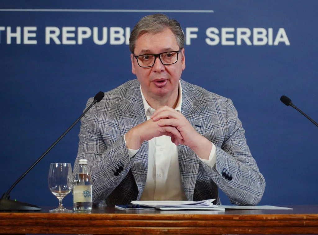 344486_vucic-sednica-obracanje_f